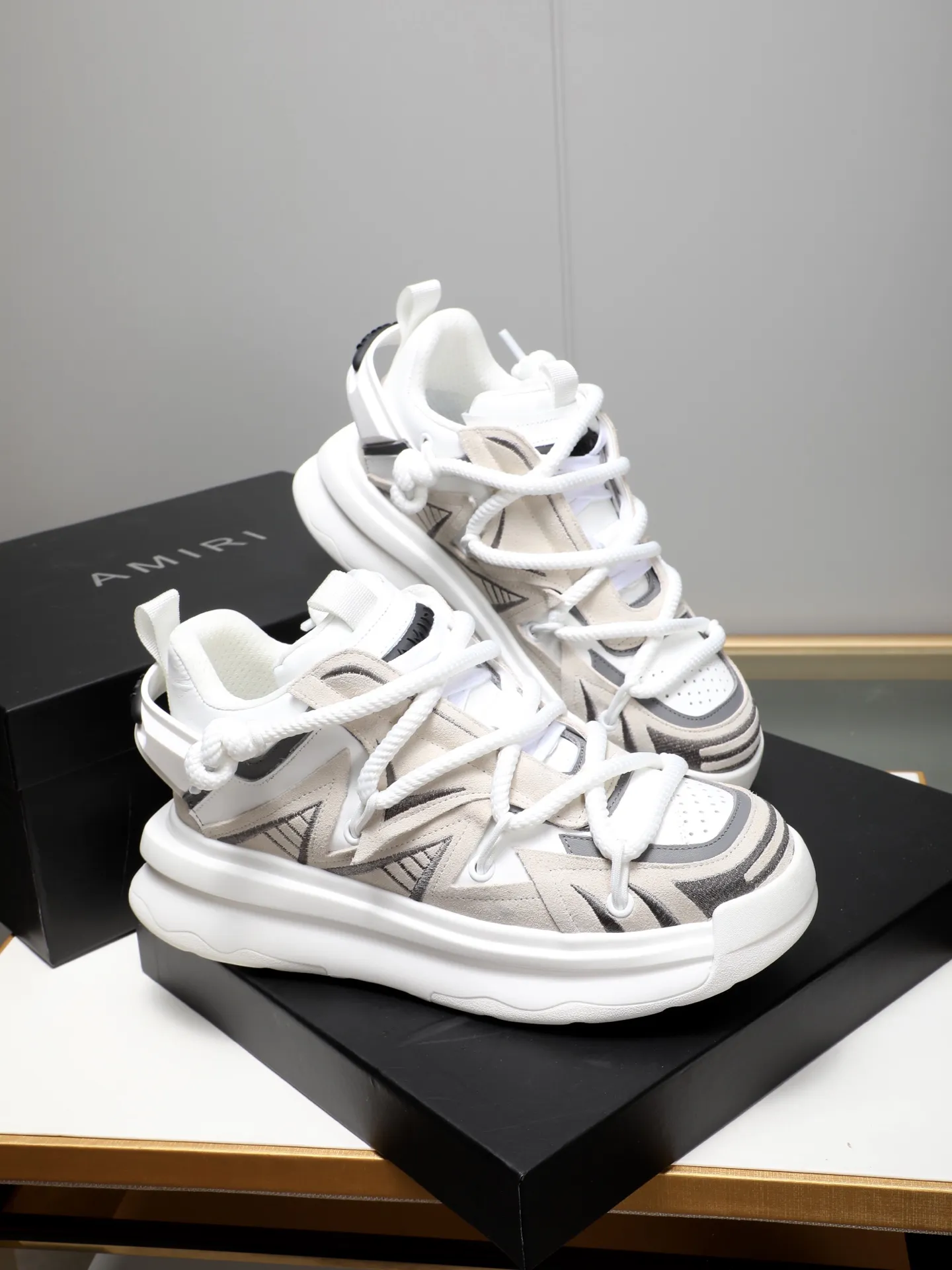 Men's men's shoes💰600 [AMIRI～AMIRI] 2025 spring and summer series new casual shoes🆕The large tongue on the upper and the cross shoe string design are very special! Made of cowhide➕multiple materials spliced➕in breathable mesh, thickened and oversized foam-resistant outsole, it will look good on whoever wears it! The appearance is responsible, the feet are retro and handsome! Size:39-44 (38, 45, 46 customized)